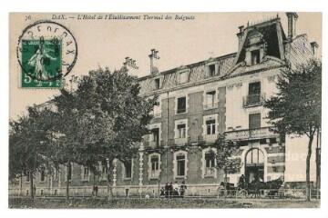 1 vue - L\'Hôtel de l\'établissement thermal des Baignots (en premier plan promeneurs et charrette) (ouvre la visionneuse)