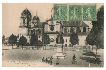 1 vue - La place de l\'Hôtel de ville et la Cathédrale (ouvre la visionneuse)