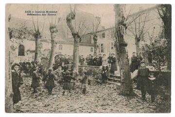 1 vue - Institut Moderne, récréation des élèves (ouvre la visionneuse)