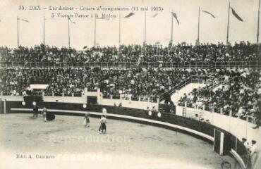 1 vue - Les arènes - course d\'inauguration 11 mai 1913- Vicente Pastor a la muleta (ouvre la visionneuse)