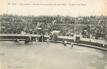 1 vue - Les arènes - Course d\'inauguration 11 mai 1913 - Après une pique (ouvre la visionneuse)