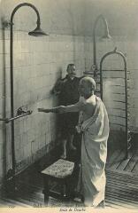 1 vue - Etablissement thermal des Baignots - salle de douche (ouvre la visionneuse)