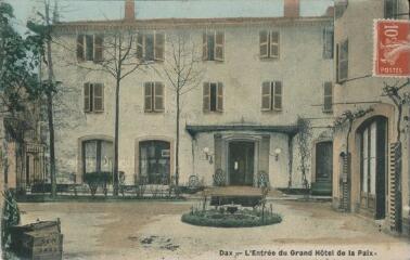 1 vue - L\'entrée du Grand Hôtel de la Paix (ouvre la visionneuse)