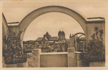 1 vue - L\'Église Notre Dame prise du Splendid Hôtel (ouvre la visionneuse)