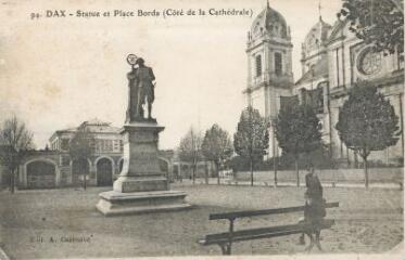 1 vue - Stature et place Borda (côté de la cathédrale) (ouvre la visionneuse)