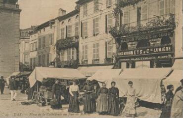 1 vue - Place de la cathédrale un jour de marché (ouvre la visionneuse)