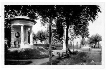 1 vue - Les promenades (ouvre la visionneuse)