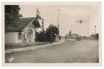 1 vue - L\'entrée du pont et le syndicat d\'initiative (ouvre la visionneuse)