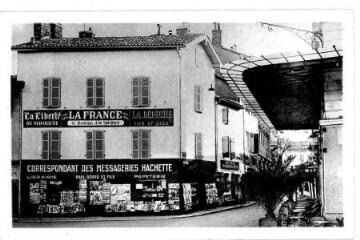 1 vue - Place Fontaine Chaude - Café de Bordeaux et les Messageries Hachette (ouvre la visionneuse)