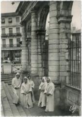 1 vue - Curistes à la Fontaine chaude (ouvre la visionneuse)