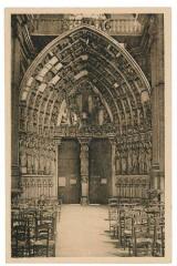 1 vue - La Cathédrale Portail Gothique du XIIIe siècle (ouvre la visionneuse)