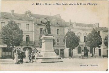 1 vue - Statue et Place Borda, côté de la Caisse d\'Epargne (ouvre la visionneuse)