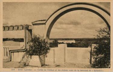 1 vue - Vallée de l\'Adour et les Arènes vues de la terrasse du «Splendid» (ouvre la visionneuse)